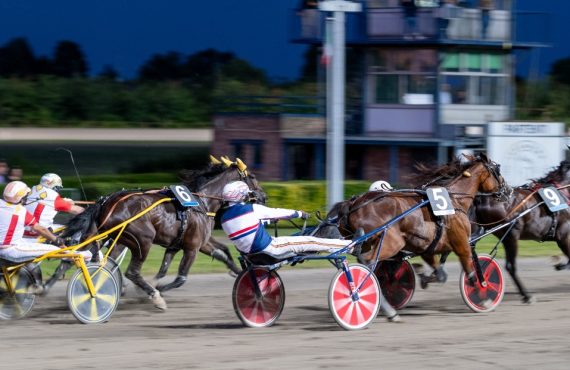 Harrah's Philadelphia Celebrated 20 Years of Harness Racing With Anniversary Card